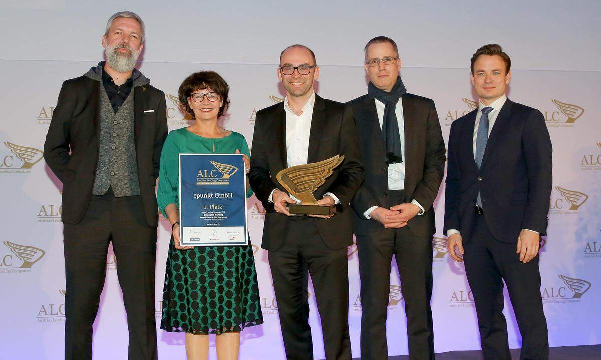 Auszeichnung 1. Platz Kategorie National Klein- und Mittelbetriebe für die epunkt GmbH aus Linz (v. li.): Sam Zibuschka, Andrea Bertl, Daniel Marwan, Michael Sarsteiner und "Presse"-Geschäftsführer Rudolf Schwarz.