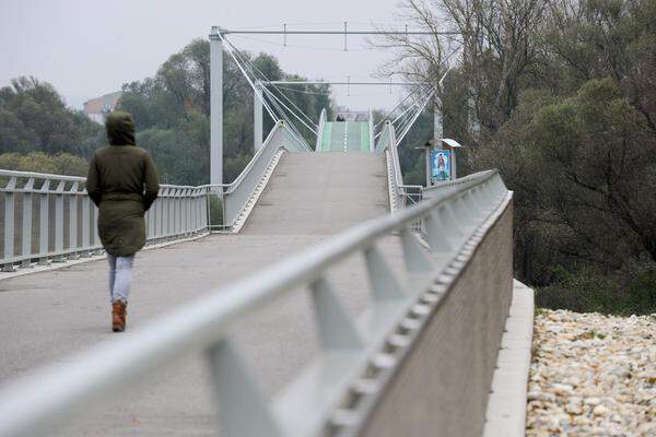 Die „Fahrradbrücke zur Freiheit“ (es ist die Brücke über die March, die kurz berühmt wurde, weil sie, einem Online-Voting nach, nach Chuck Norris hätte benannt werden sollen), die nach Devínska Nová Ves, einem Stadtteil von Bratislava führt.