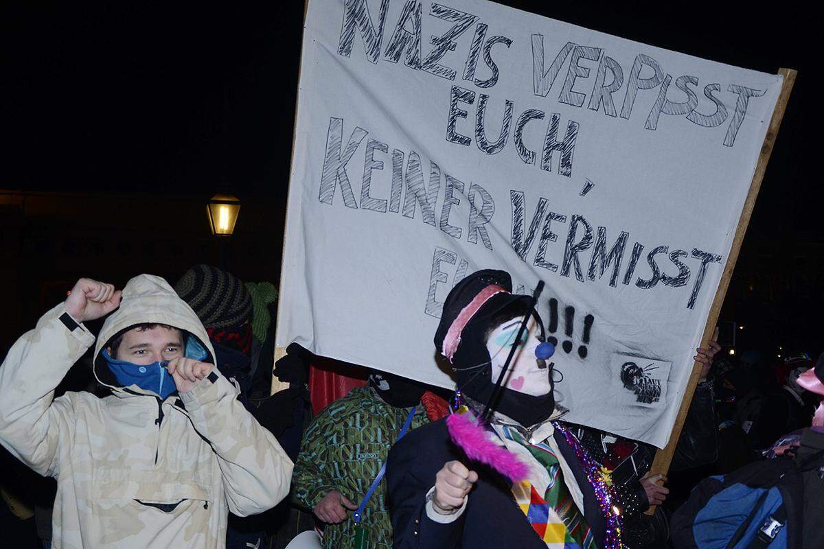 ... lösen sich die Demos nach und nach auf. Winterliche Temperaturen und ein Stromausfall auf der Bühne des Heldenplatzes tragen ihr übriges dazu bei.