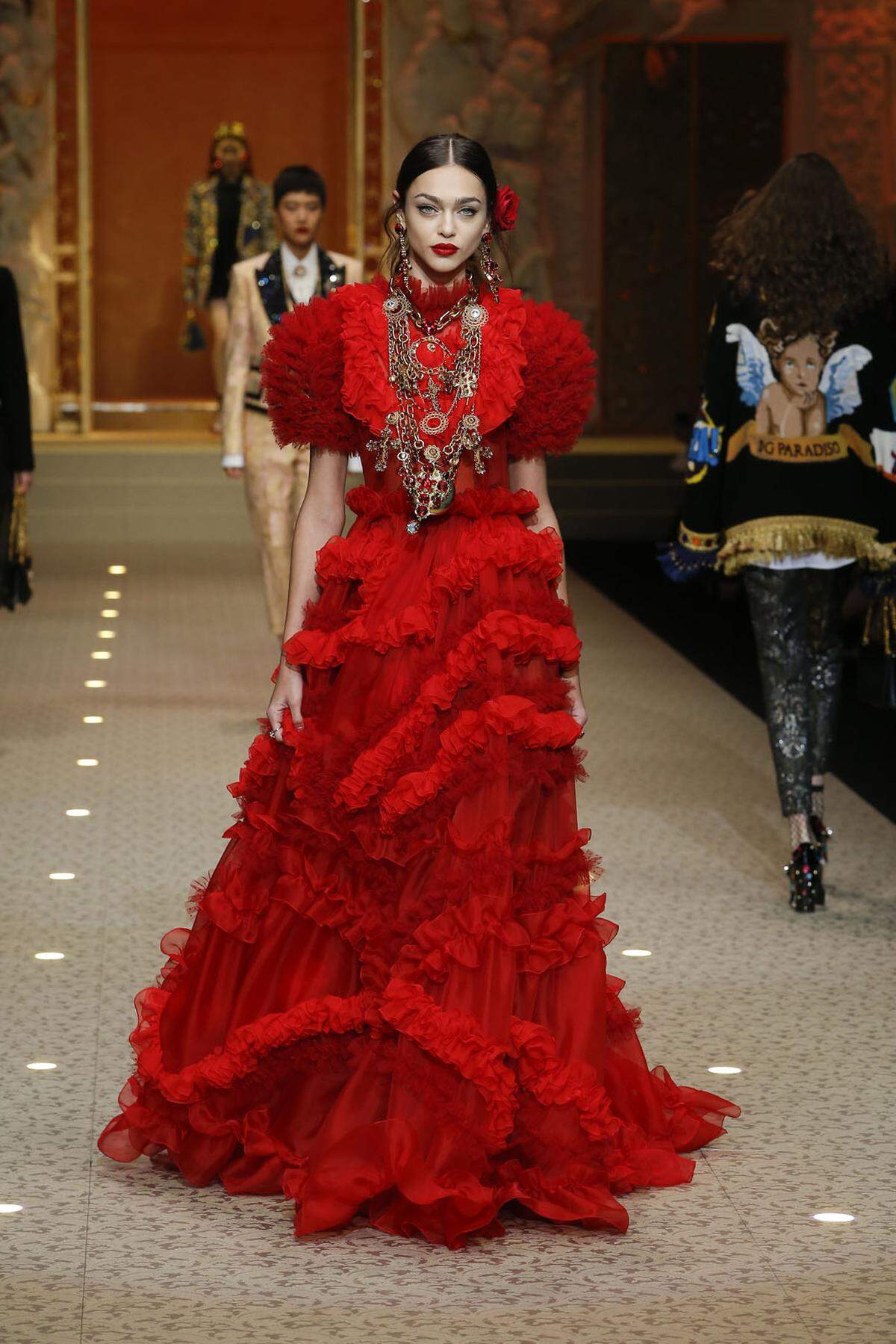 Mehr ist mehr. Beim Opernball in der Staatsoper kann man wirklich aus dem Vollen schöpfen. Da wirkt man auch im üppigen Kleid von Dolce &amp; Gabbana nicht overdressed.