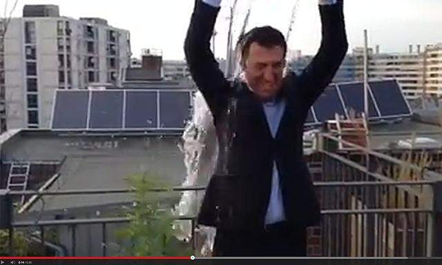 Cem Özdemir Ice Bucket Challenge Hanfpflanze