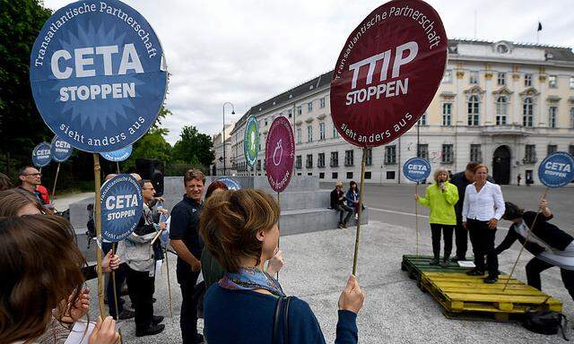 Eine Kundgebung gegen TTIP und CETA in Wien CETA