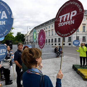 Eine Kundgebung gegen TTIP und CETA in Wien CETA