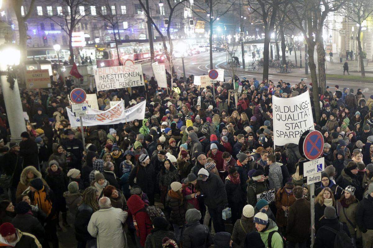 Bei eisigen Temperaturen sind am frühen Montagabend in Wien rund 1100 Junglehrer dem Aufruf der "Initiative für ein faires LehrerInnendienstrecht" gefolgt und gegen das neue Lehrerdienstrechts auf die Straße gegangen. Auch in Graz demonstrierten rund 500 Menschen.