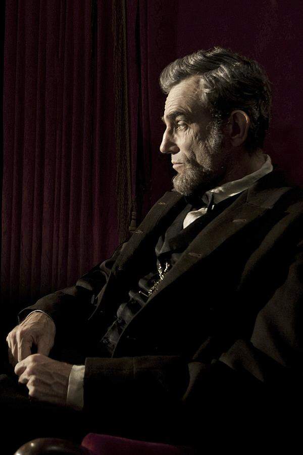 Während der Dreharbeiten schlüpfte der Brite nicht nur in seine Rolle, er war Lincoln. Auch Regisseur Steven Spielberg nannte ihn "Mr President". Wobei er sagte: "Und es war meine Idee, alle Schauspieler mit ihren Rollennamen anzusprechen." 