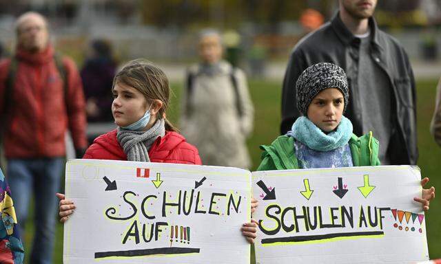 Wien: Eltern und Kinder protestieren für offene Schulen. 