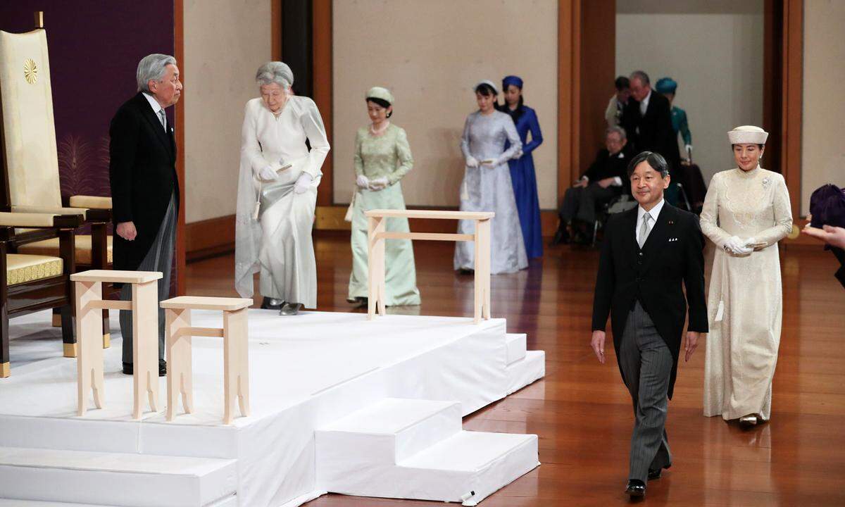 Später hielt Akihito bei einer Zeremonie der Regierung im Palast in Anwesenheit von rund 300 Gästen und Mitgliedern der Staatsspitze eine Ansprache. Bis Mitternacht Ortszeit bleibt er Kaiser, danach wird er zum Privatmann.    