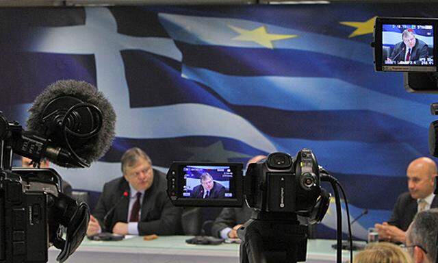 Der griechische Finanzminister Evangelos Venizelos (l.) vor den Medien.