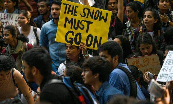 In Neu Delhi und Mumbai verließen indische Schulkinder ihre Klassenzimmer, um für mehr Klimaschutz zu streiken.