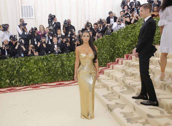 Vergleichsweise schlicht prangten zwei große goldene Kreuze auf dem hautengen Kleid von Kim Kardashian.