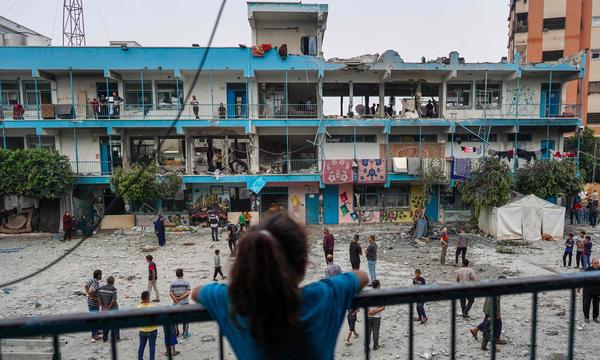 Bei dem israelischen Angriff auf eine Schule in Nusrat im Gaza-Streifen kamen mindestens 30 Menschen ums Leben, darunter viele Kinder.