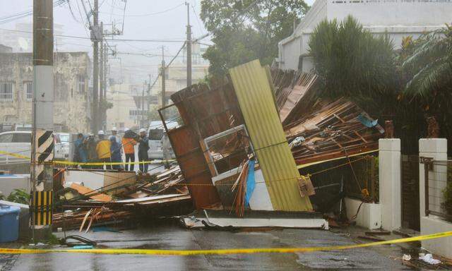 Ein Holzhaus stürzte in Okinawa ein
