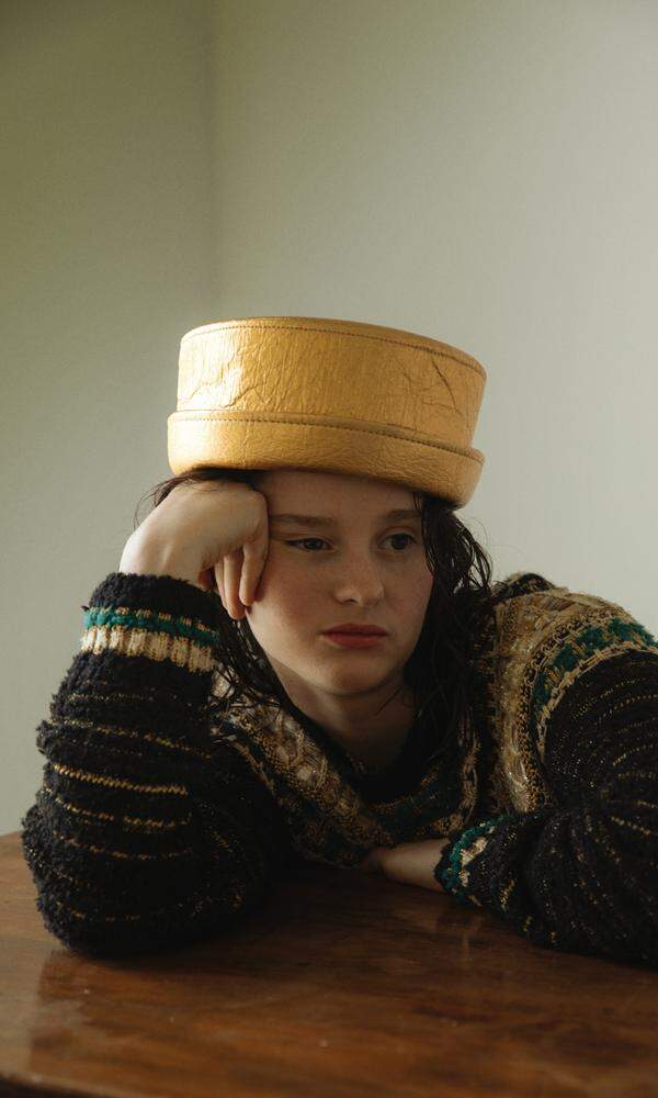 Hut und Pullover von Chanel.