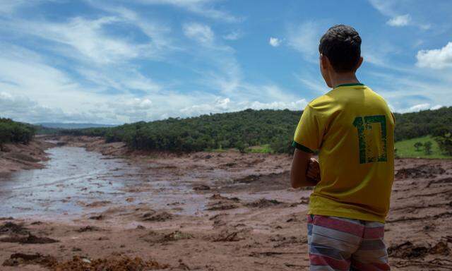 Noch ist unklar, welche Gifte die Erdmassen enthalten, die sich nach dem Dammbruch der Eisenerzmine in ein Seitental des Rio Paraopeba ergossen haben. 