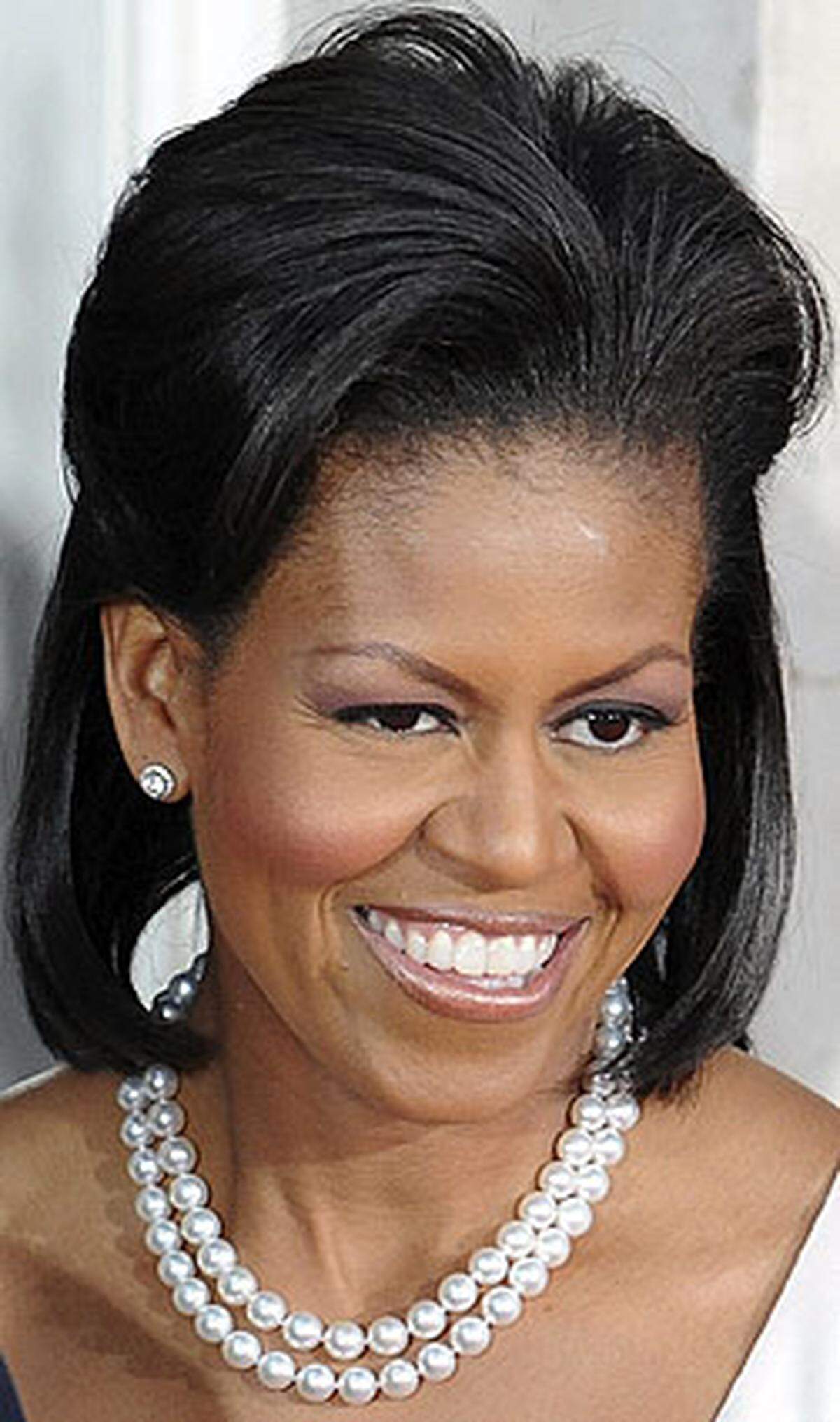 Die Ehefrau von US- Präsident Barack Obama trat am Mittwoch, dem 1. April, bei ihrem Besuch in der Downing Street in London in einem hellgrünen Bleistiftrock auf. Den kombinierte sie mit einem cremefarbenen glitzernden Strickjäckchen der amerikanischen Marke J.Crew auf. Siehe Bild 2
