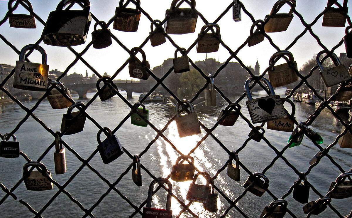 In Frankreich gab es bereits einen ausgewachsenen Schloss-Skandal. Auf der Pariser Seine-Brücke Pont des Arts wurden im März 2010 über Nacht 2000 "Liebesschlösser" geknackt.Pont des Arts, Paris