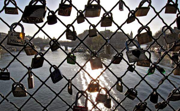 In Frankreich gab es bereits einen ausgewachsenen Schloss-Skandal. Auf der Pariser Seine-Brücke Pont des Arts wurden im März 2010 über Nacht 2000 "Liebesschlösser" geknackt.Pont des Arts, Paris