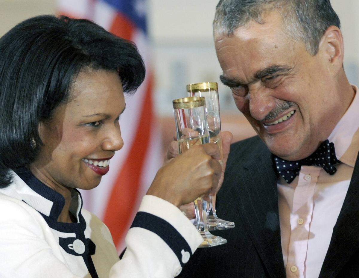 Die damalige US-Außenministerin Condoleezza Rice stößt mit Außenminister Karel Schwarzenberg anlässlich der Unterzeichnung des Radaranlagen-Vertrags 2008 in Prag an. 