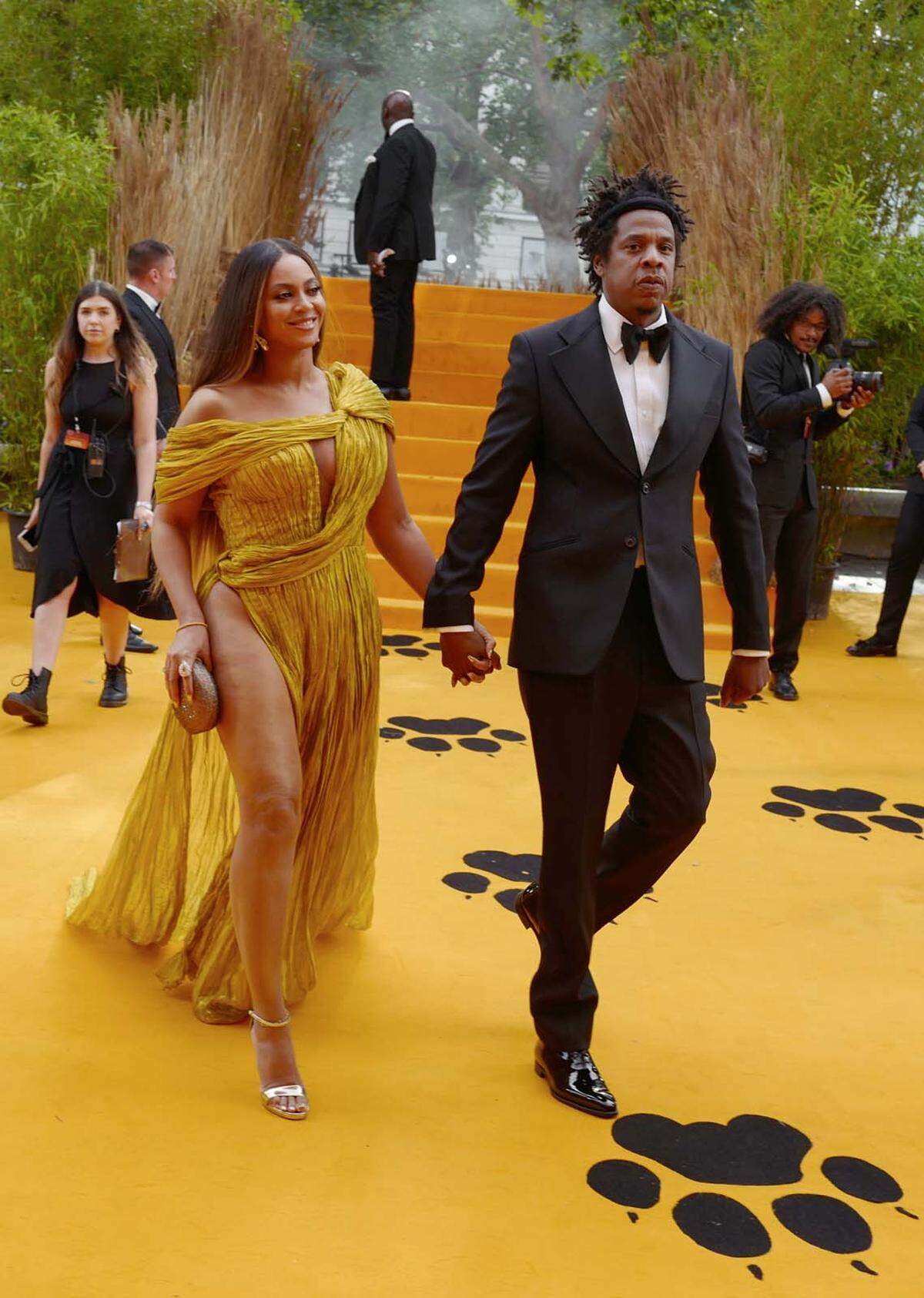 Beyoncé Knowles-Carter kam zusammen mit ihrem Mann Jay-Z zur London-Premiere von "Der König der Löwen". Beyoncé streute ihrem Filmcharakter Nala in einem atemberaubenden gelben Kleid des vietnamesischen Designers Nguyen Cong Tri Rosen. Hierzulande feiert die computeranimierte Neuverfilmung des Zeichentrickfilms "Der König der Löwen" aus dem Jahr 1994 am 17. Juli Kino-Premiere. Die 37-jährige Popdiva brachte bereits am 10. Juli ihre Single "Spirit" heraus, den offiziellen Titelsong zu dem neuen Disney-Film.