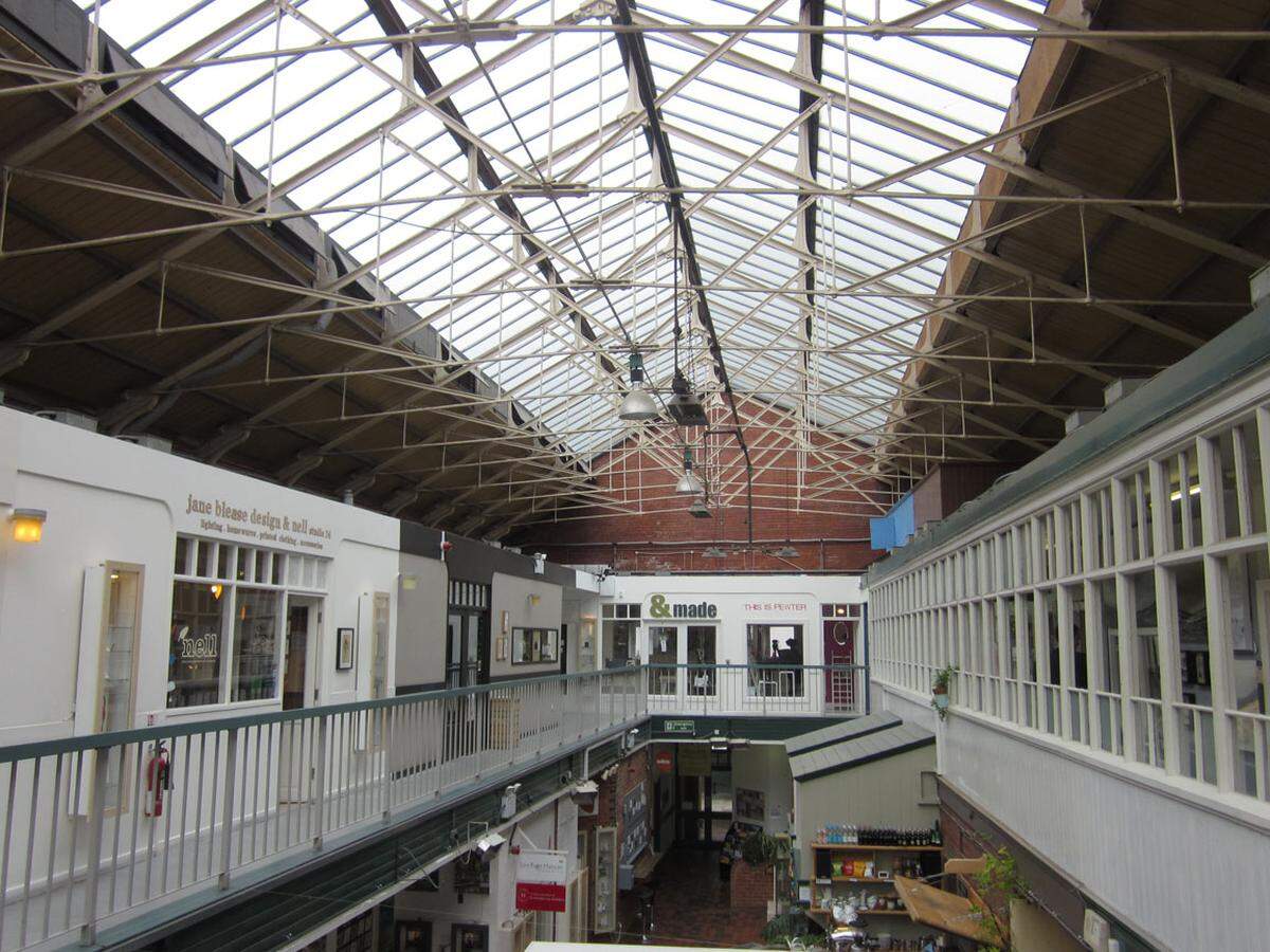 … in der Gegenwart hat sich jedoch eine Designerstadt ersten Ranges entwickelt, hier das „Manchester Craft and Design Centre“, bis 1973 der Smithfield Victorian Fish Market, ein Vintage-Ort für Keramik, Ledertaschen, oder Lampenschirme.
