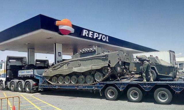 Panzertransporter an einer Tankstelle in Katalonien