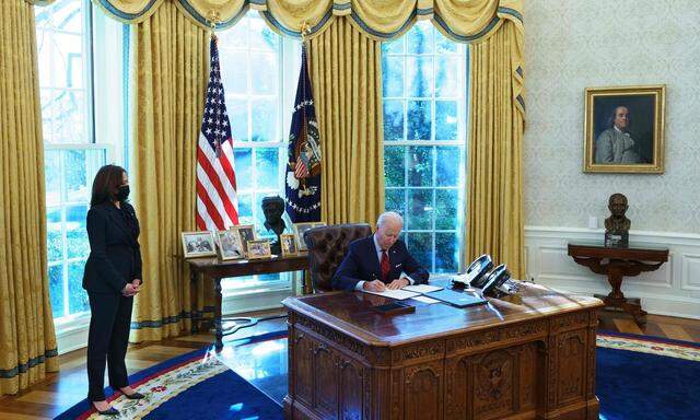 US-Präsident Joe Biden und seine Vize Kamala Harris im Oval Office.
