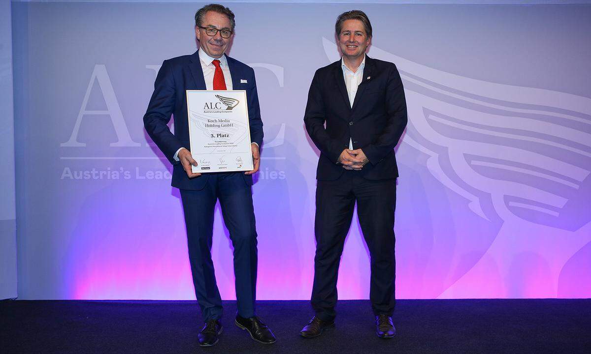 Auszeichnung 3. Platz, Kategorie International für die Koch Media Holding GmbH (v.l.): Koch Media-Geschäftsführer Reinhard Gratl wird von A1-Regionalleiter West, Christoph Wellenzohn, geehrt.