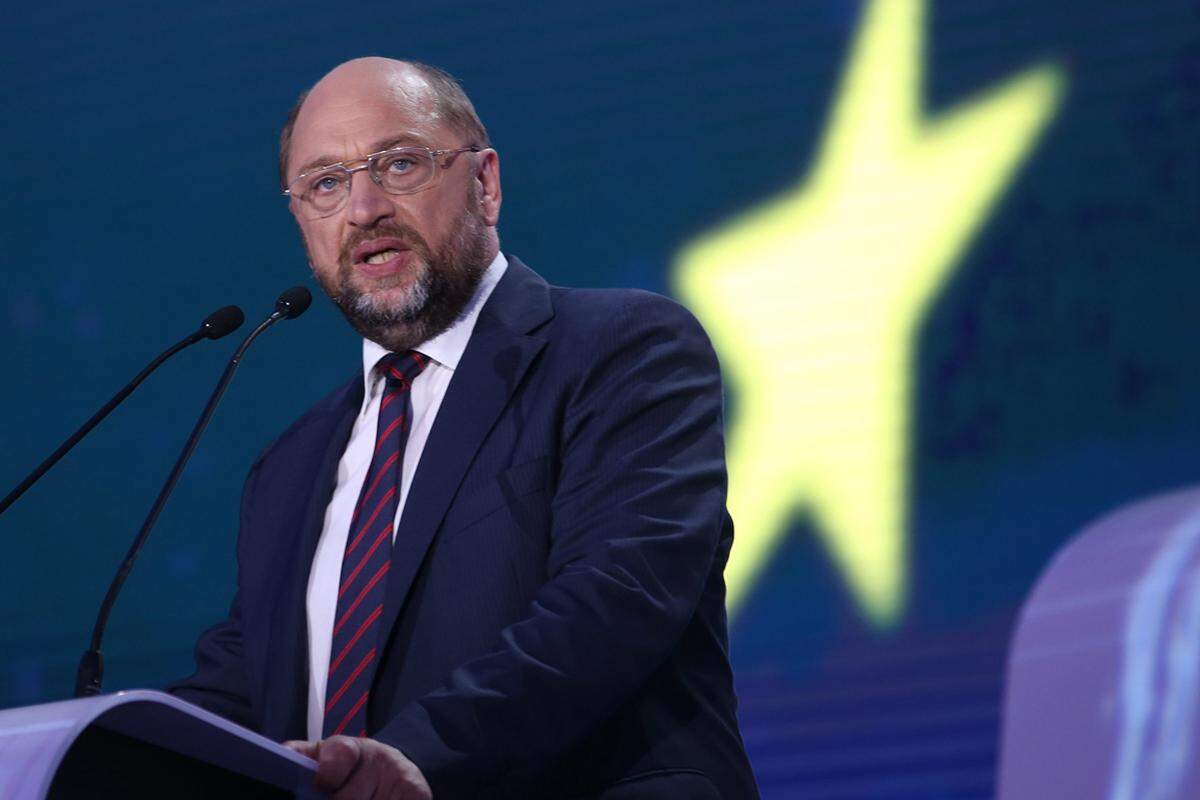 Sein Ziel, mit Europas Sozialdemokraten den ersten Platz zu erringen, hat Martin Schulz verfehlt. Sein Anspruch auf das Amt des Kommissionspräsidenten steht damit auf wackeligen Beinen. Die Sozialdemokraten gaben sich noch nicht geschlagen. "Ich bin zuversichtlich, dass wir eine Mehrheit für einen Kommissionspräsidenten Martin Schulz finden können", sagte Schulz. S&amp;D-Fraktionschef Hannes Swoboda sagte, dass Juncker nun die "erste Chance" habe, eine Mehrheit im Europaparlament für die Wahl zum Kommissionspräsidenten zu finden.