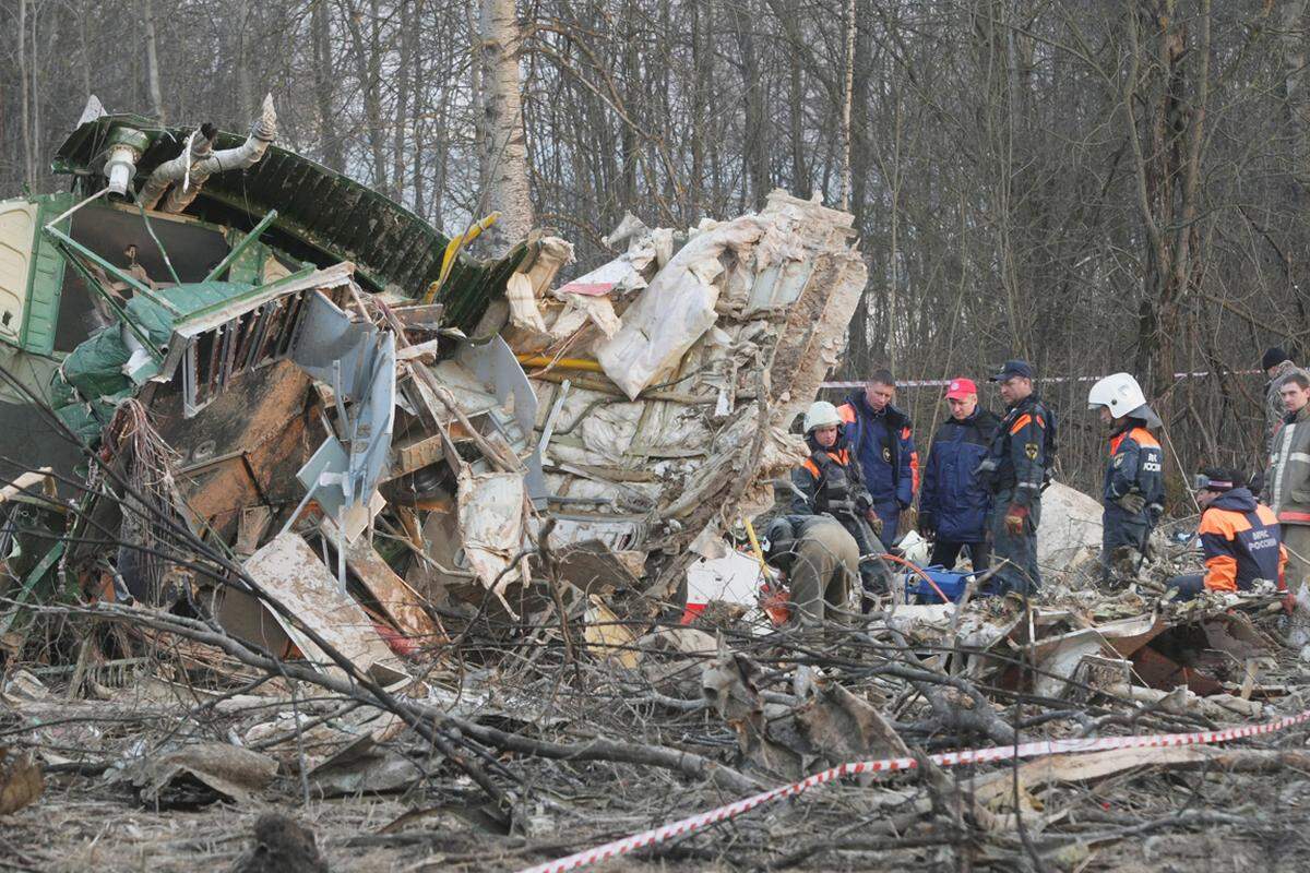 Eine Tupolew Tu-154 stürzt beim Landeanflug auf den Militärflugplatz Slomlensk-Nord in Russland ab. Alle 96 Menschen an Bord kamen ums Leben, darunter zahlreiche polnische Politiker und Armeeangehörige wie Präsident Lech Kaczynski, die auf dem Weg zu einer Gedenkveranstaltung für das Massager von Katyn waren.