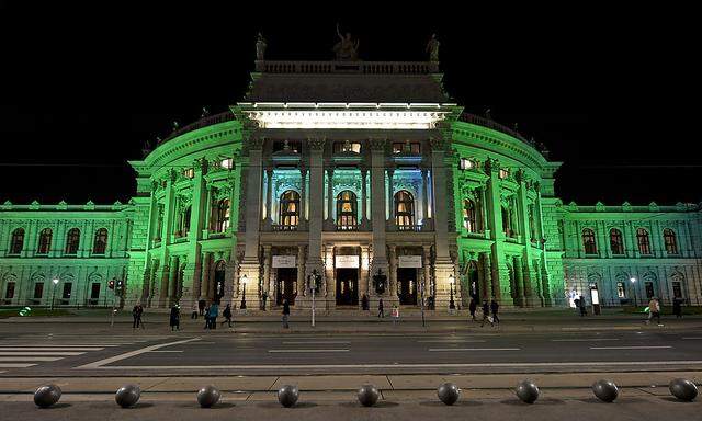 Das Burgtheater am Dienstagabend