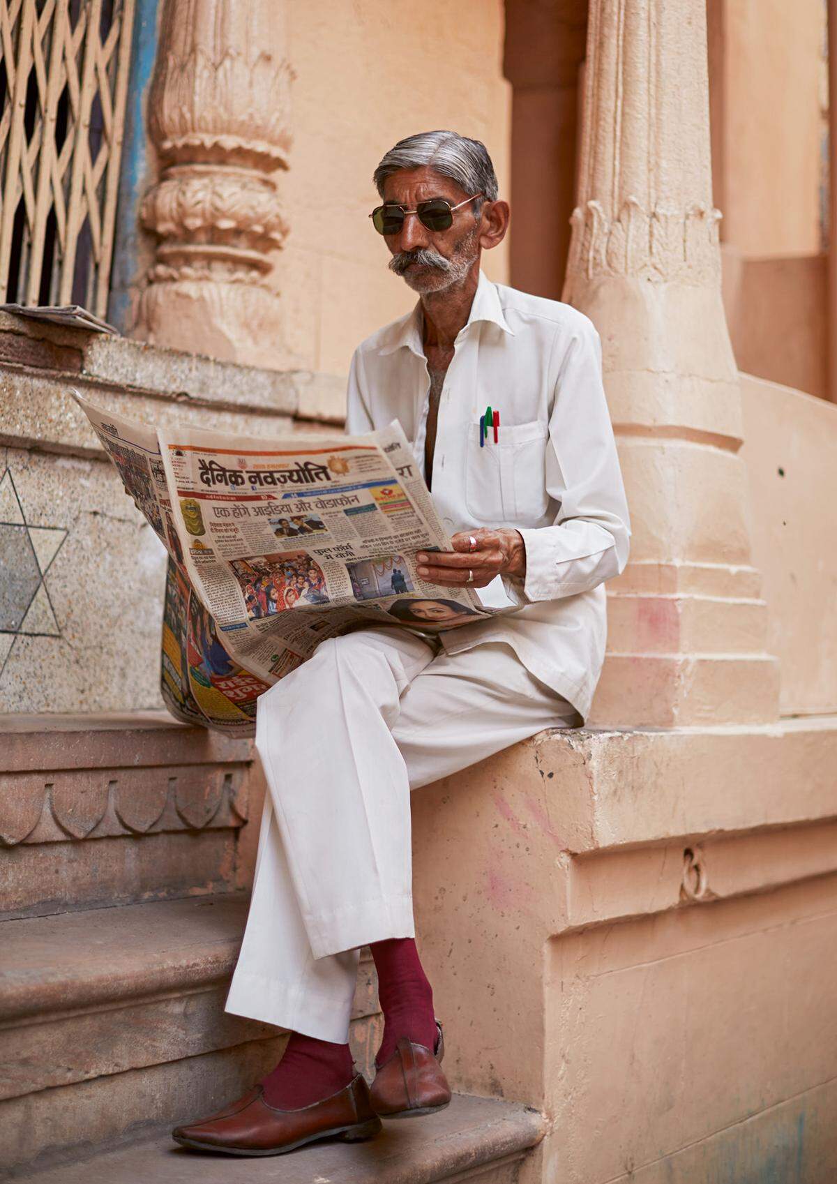 Mit seinem neuen Bildband macht er Indien zum Thema. Seit mehr als einem Jahrzehnt reist er immer wieder in Städte wie Delhi, Jaipur, Mumbai oder Chennai um dort Menschen zu fotografieren, die ihm ins Auge stechen.