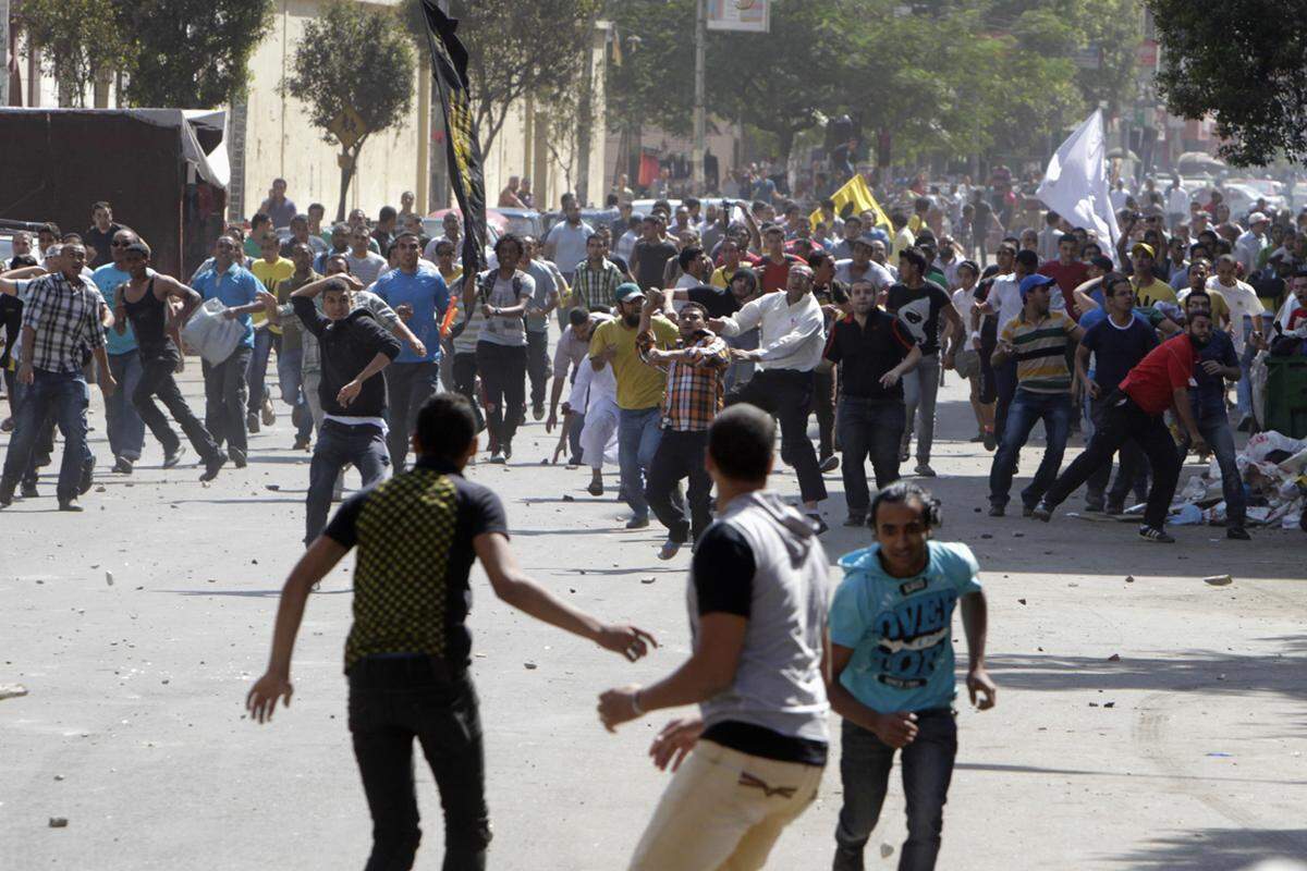 Es sind Bilder wie diese, die die derzeitige Situation in Ägypten wiederspiegeln. Das Land ist gespalten. Während die Militär-Anhänger des Jahrestags des Angriffs auf Israel 1973 gedenken, formierten sich die Anhänger der mittlerweile verbotenen Muslimbrüderschaft zur Gegenkundgebung.