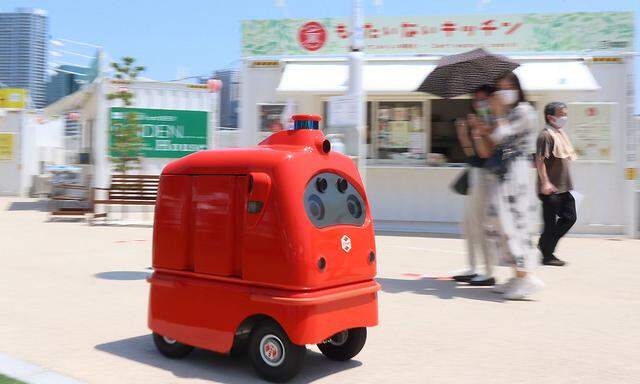 Logistiker berechnen, ob Auslieferroboter für eine kontaktlose Lieferung sinnvoll sind (im Bild: ein Lieferroboter für Essen des japanischen Roboter-Herstellers ZMP).