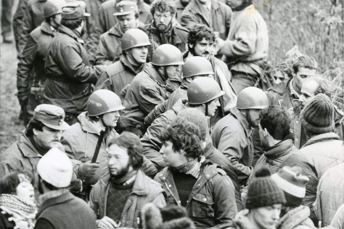 Die Gendarmerie kündigt daraufhin zwar die Räumung an, doch immer mehr Demonstranten strömen in die Au. Angst ist ein ungeliebter Begleiter der Umweltschützer, immer wieder machen Gerüchte über geplante nächtliche Angriffe durch Gewerkschafter die Runde ("Da hat ja einer gesagt, die werden uns zu Weihnachten so besuchen, dass wir Silvester zu Hause verbringen").