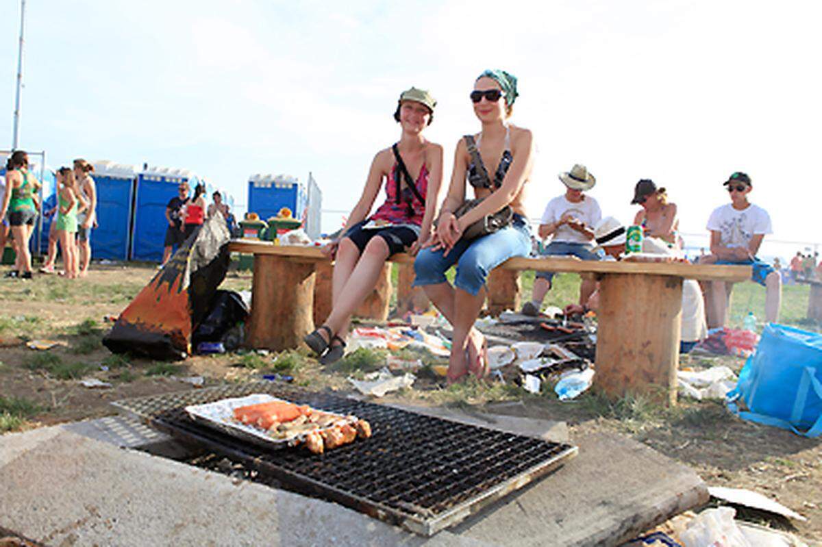 Aufgrund der Hitze ist auch der große öffentliche Grillplatz am Gelände nur spärlich besetzt.