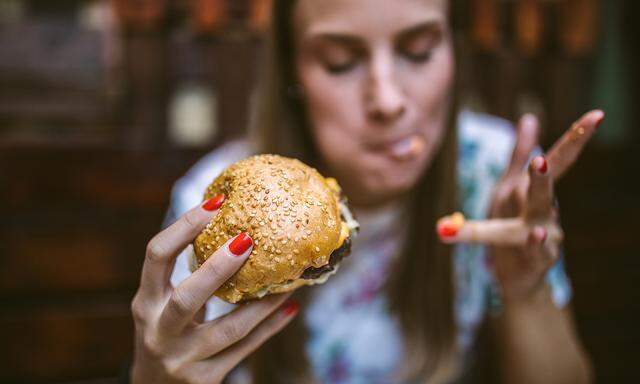 Einen gut gefüllten Burger essen, ohne sich anzupatzen? Geht eigentlich nicht. Aber der Burger ist nicht dazu da, um elegant gegessen zu werden.