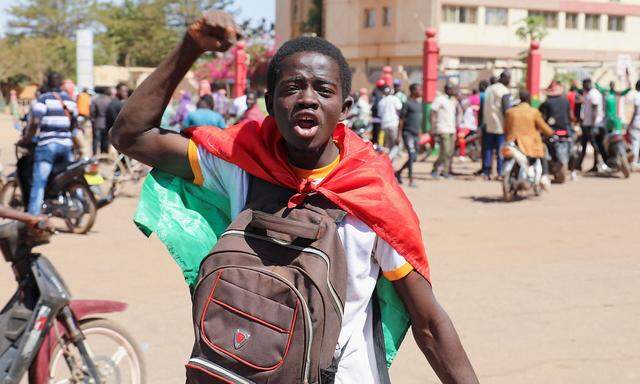 Ein junger Unterstützer des Militärs, das den Präsidenten offenbar in Ouagadougou festhält.
