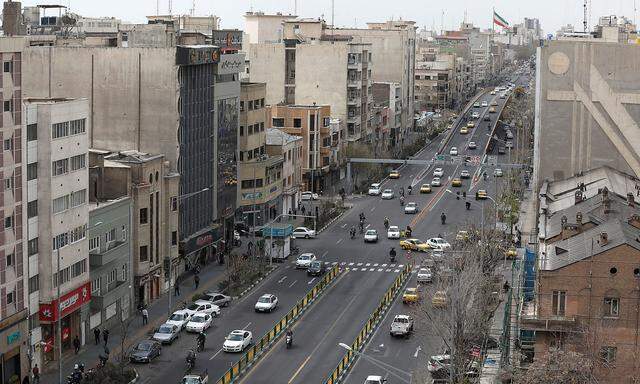 In Teheran sind die Straßen nicht voll, aber auch nicht komplett leer wie in anderen Städten rund um den Globus