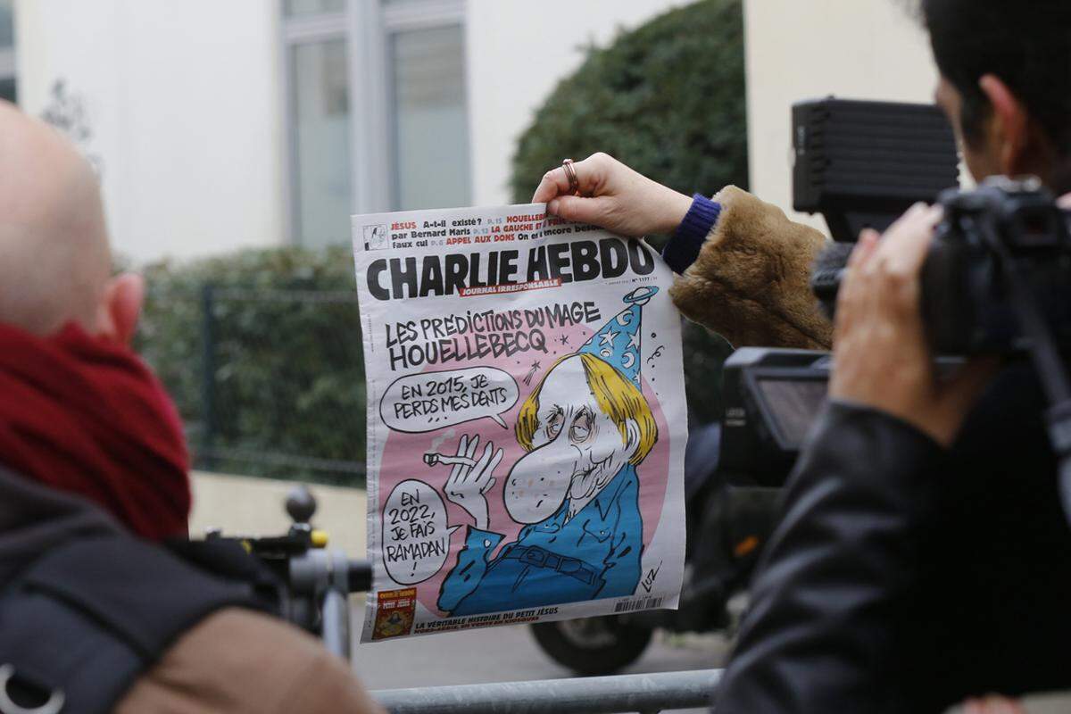 Seine neueste Ausgabe, die am Mittwoch erschienen ist, widmete die Zeitung dem neuen Roman des französischen Skandal-Autors Michel Houellebecq, der darin die Machtübernahme durch einen muslimischen Präsidenten in Frankreich im Jahr 2022 beschreibt.