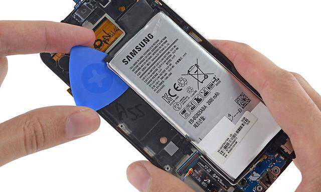 Samsung Galaxy S6 Edge smartphone battery is removed during a product teardown