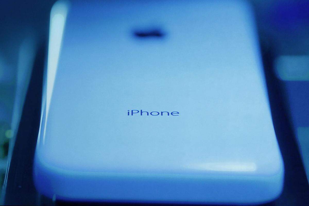 Das iPhone 5C ist an der Rückseite in Kunststoff gehüllt - besonders hartes Polycarbonat, betont Apple. Marktführer Samsung musste für seine Kunststoff-Gehäuse bisher viel Hohn einstecken. Die Betonung, dass es doch besonders hochwertiger Kunststoff sei, hat da nicht geholfen.