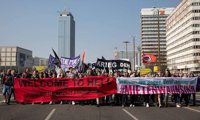 News Bilder des Tages Grossdemo Mietenwahnsinn Mehrere zehntausend Menschen protestieren in Berlin u