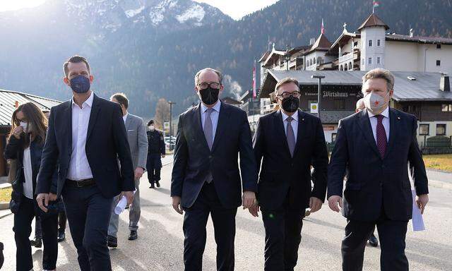 Gemeinsam mit dem Tiroler Landeshauptmann Günther Platter (2.v.r.) und dem Wiener Bürgermeister Michael Ludwig (r.) präsentierten Alexander Schallenberg (2.v.l.) und Mückstein (l.) in Tirol das Ergebnis der Beratungen.