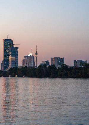 Wiens Skyline Wien entlang der Donau, Nähe Reichsbrücke.