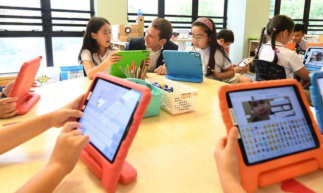 Kanzler Sebastian Kurz auf Besuch in einer Privatschule in Hongkong. Die Tablets bezahlen die Eltern zusätzlich zum Schulgeld von 15.000 Euro pro Jahr.