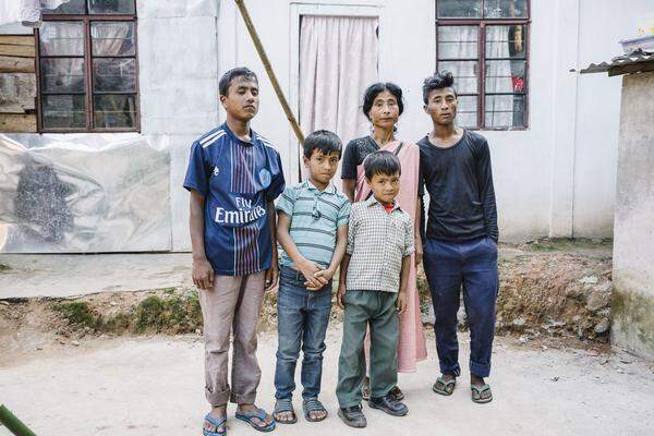 Auch der 17-jährige Ricky (im Bild links, mit seinen Brüdern und der Mutter in der Stadt Shillong) war lange nur zuhause, nachdem er mit 15 Jahren aus ungeklärten Gründne erblindet ist. Seine Mutter kann nicht mehr arbeiten, die Familie versorgt nun der Bruder (rechts), als Tagelöhner verdient er 200 Rupien, keine drei Euro, am Tag.