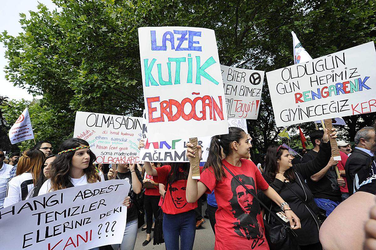 Die Gegner Erdogans sammelten sich unterdessen rund fünf Kilometer entfernt am Praterstern in der Leopoldstadt. Etwa 30 linksgerichtete Organisationen hatten zu einer Gegendemonstration aufgerufen.