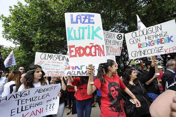 Die Gegner Erdogans sammelten sich unterdessen rund fünf Kilometer entfernt am Praterstern in der Leopoldstadt. Etwa 30 linksgerichtete Organisationen hatten zu einer Gegendemonstration aufgerufen.