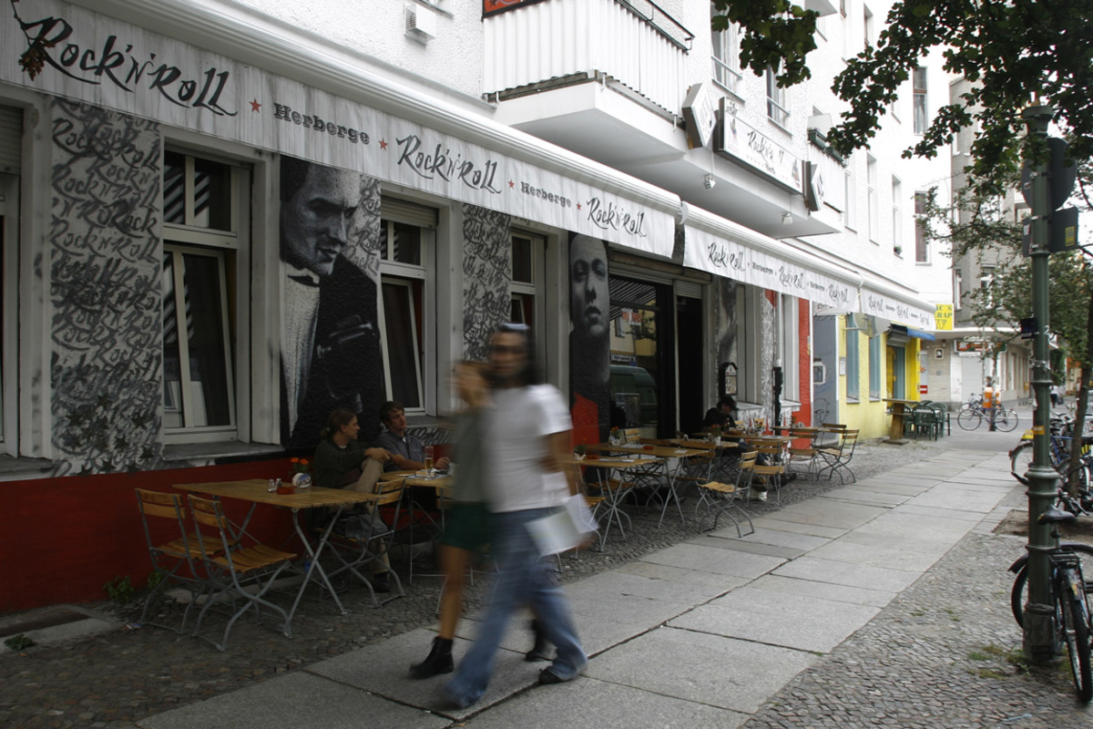 Leistbar, jung und hip: Das ist Berlin. Die Zahl derer, die ihr Studium in Berlin beginnen, steigt seit einigen Jahren rasant. Kein Wunder: An 22 Hochschulen lässt sich in Berlin so ziemlich jedes Fach studieren - und für die Freizeit gibt es Kastanienallee und Co.