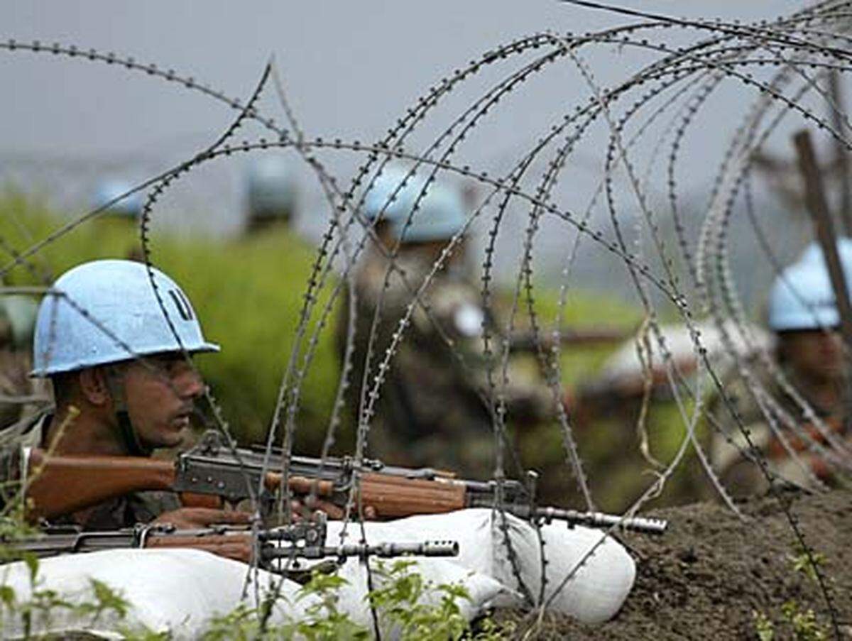 Die UN-Friedenstruppe MONUC, die mit 17.000 Soldaten im Kongo stationiert ist, unterstützt die Regierungsarmee mit Kampfhubschraubern und gepanzerten Fahrzeugen und versucht, die Zivilbevölkerung vor den Rebellen zu schützen.